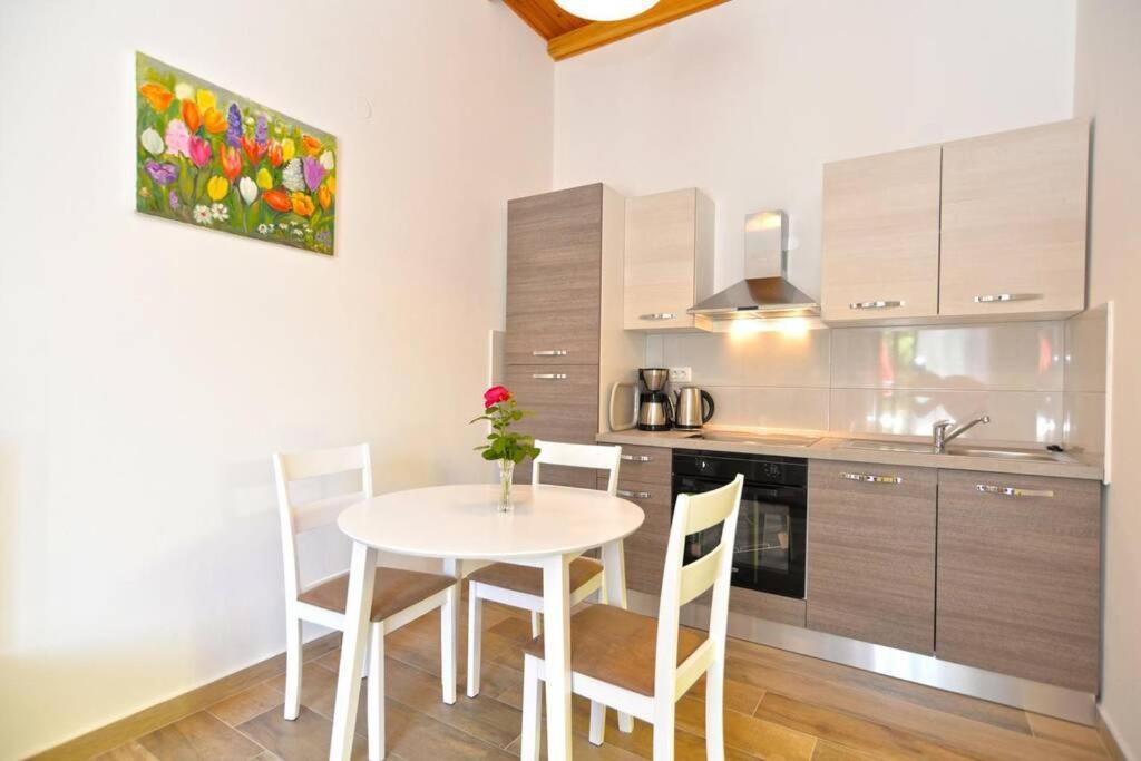 Apartment Vesna For 2, Free Parking And Wi-Fi Pula Exterior foto
